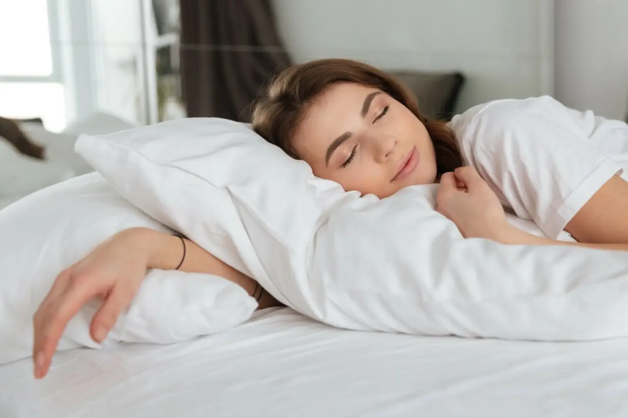 Cosa mangiare la sera per dormire bene: la risposta sorprendente tra carne e pasta