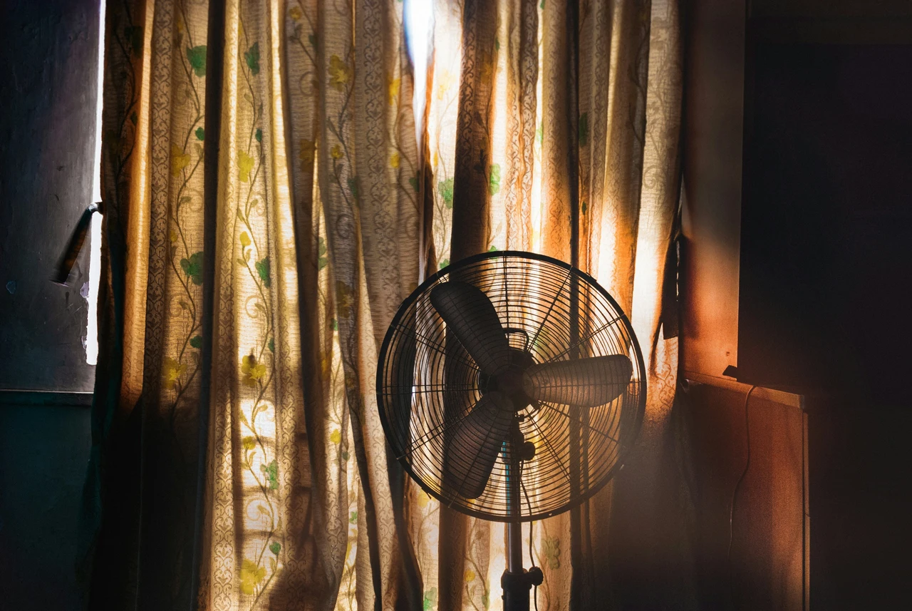 L’errore che fai con il ventilatore: ecco il trucco per creare una corrente d’aria naturale